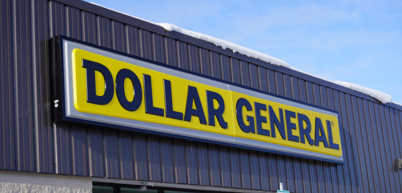 Fachada da Dollar General. Gelo no teto.