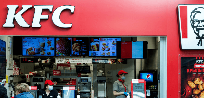 Restaurante do KFC, com trabalhadores operando.