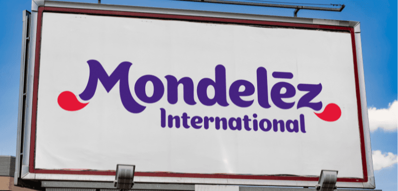 Placa com a logo da Mondelez International.