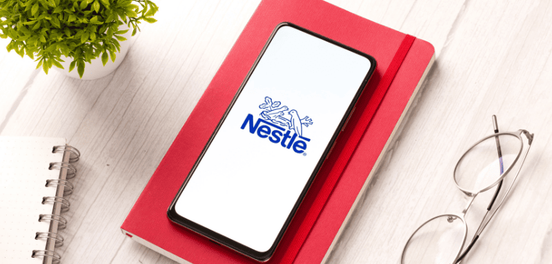 Logo da Nestlé em celular. 