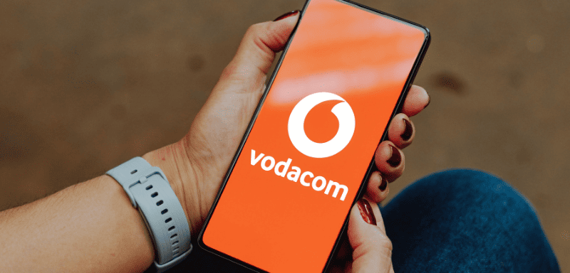 Logo da Vodacom em fundo laranja, exibida na tela de celular.